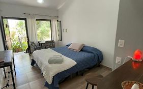Casa laberinto, Entre cerros, cómoda cama de 2x2